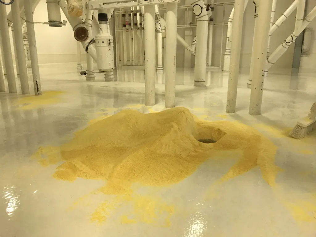 Stesura di resina sulla pavimentazione di un impianto industriale