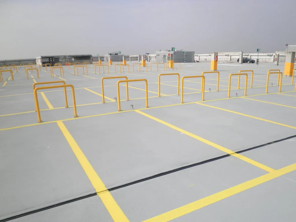 Parcheggio in copertura dell'Aeroporto Marco Polo impermeabilizzato con poliurea e nuova segnaletica