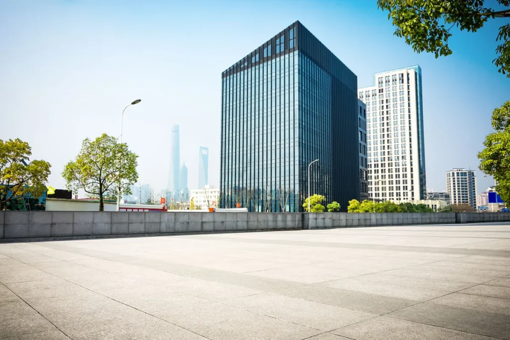 Area urbana con edifici e piazza assolata soggetta al fenomeno delle isole di calore